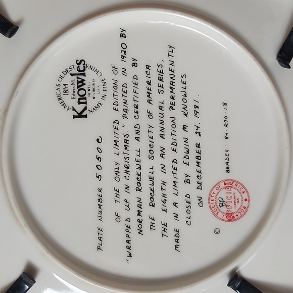 Norman Rockwell "Wrapped up in Christmas " Plate 1981 - Picture 3 of 4